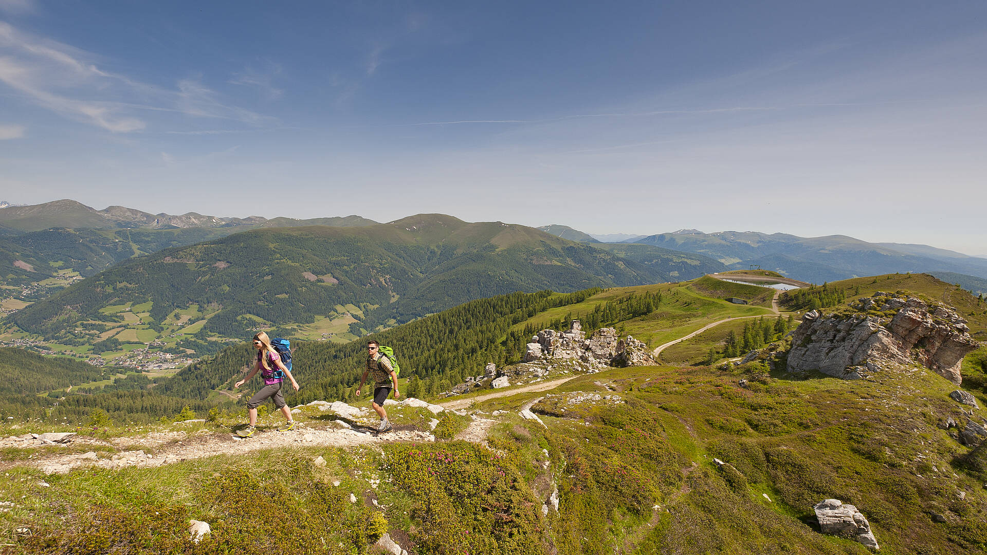 Pärchen bei Wanderung am Alpe Adria Trail in den Nockbergen