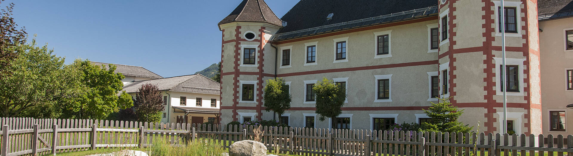 Lurnfeld Mit dem Schloss Drauhofen in der Nationalpark-Region Hohe Tauern