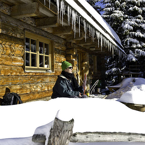 Rast vor der Hütte im Schnee