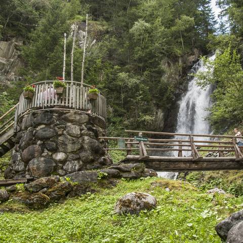 <p>Großkirchheim in der Nationalpark-Region Hohe Tauern liegt inmitten der größten Naturschutzgebiete Mitteleuropas. Der Gartlwasserfall ist ein sehenswertes Naturschauspiel.</p>