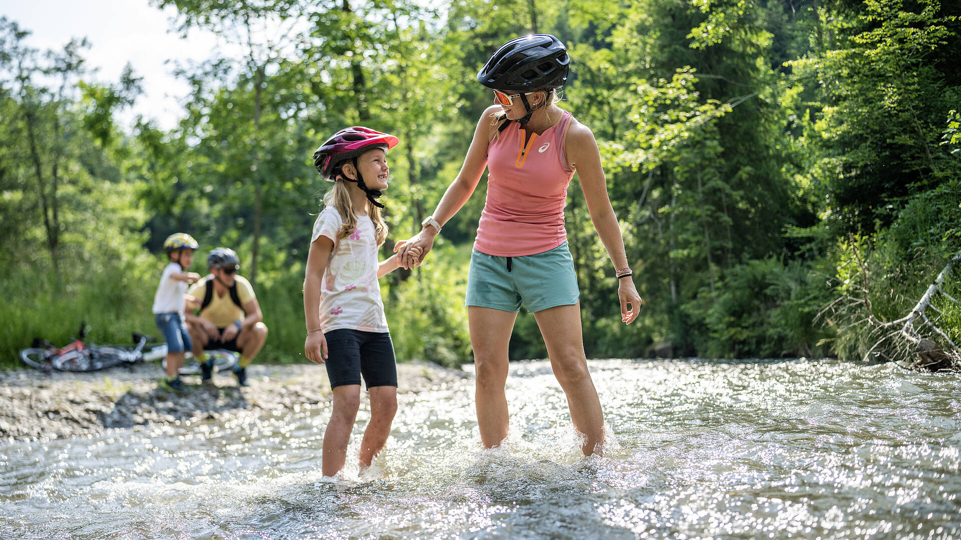 Familie macht Rast beim Biken in der Tiebel