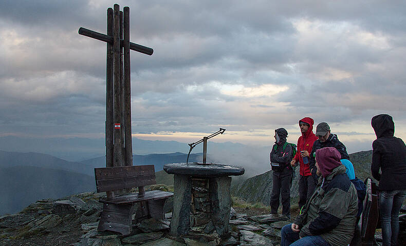  Sonnenaufgangswanderung am Falkert Gipfelkreuz