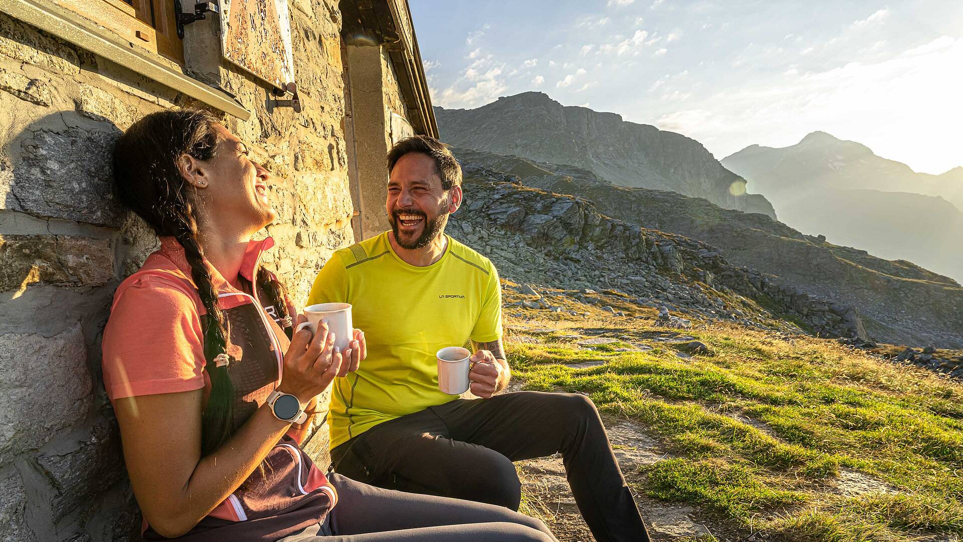 Weitwandern in den Hohen Tauern mit Rast bei einer Hütte