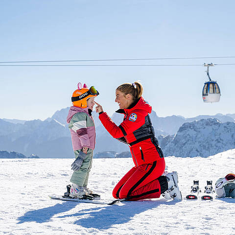 Nassfeld Winter Frau mit Kind