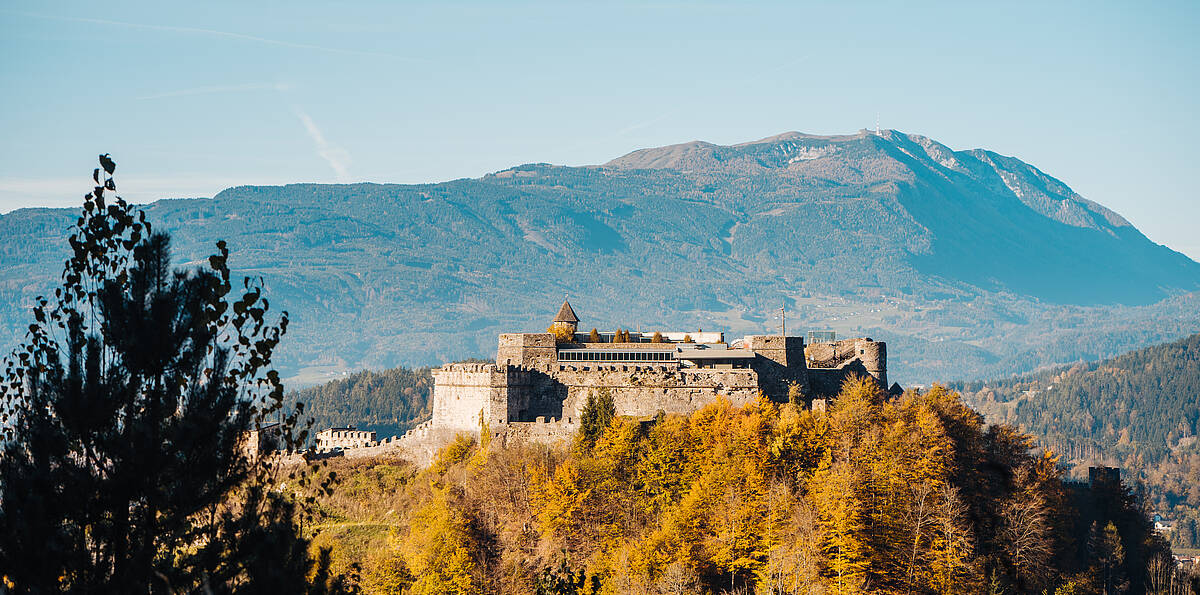 Burg Landskron im Herbst 