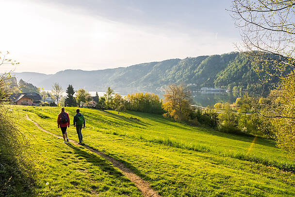 Paerchen beim Wandern am Ossiacher See