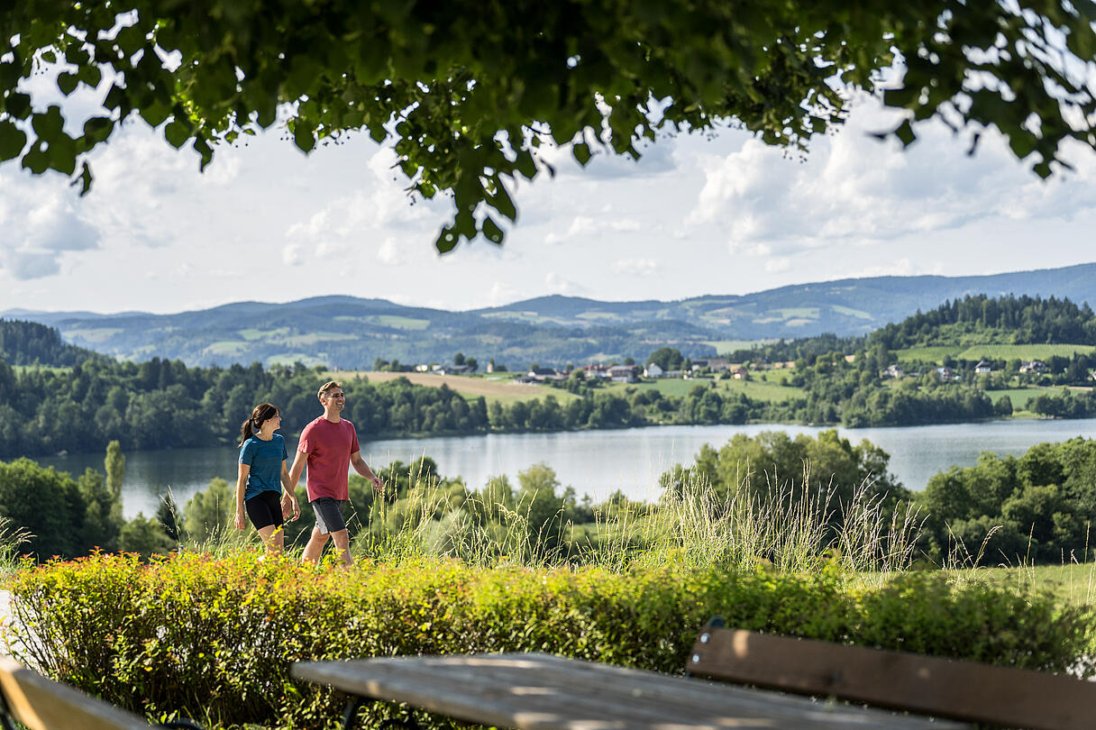 Paerchen am Slow Trail Laengsee