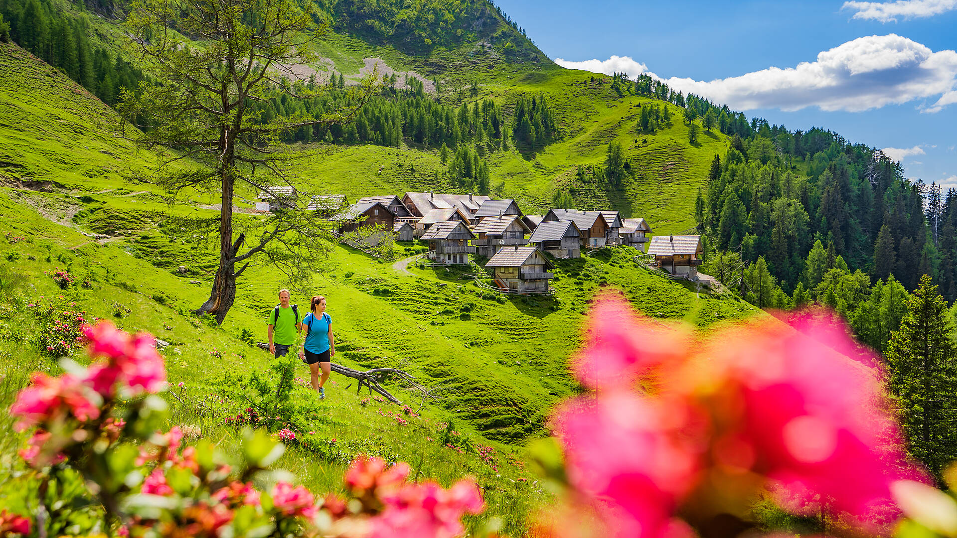 Paerchen beim Wandern in der Region Nassfeld