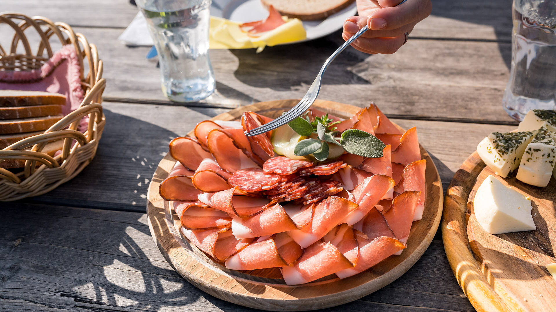 Speck, Salami und Kaese bei der Huette in der Region Nassfeld