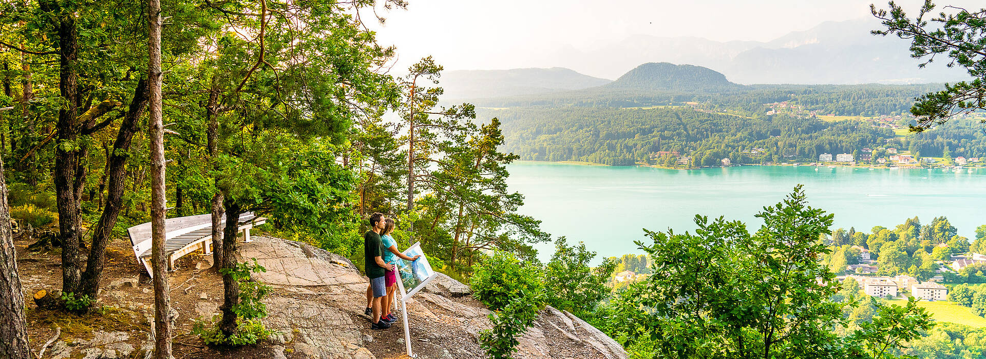Paerchen blickt auf den Woerthersee vom Slow Trail Roemerschlucht