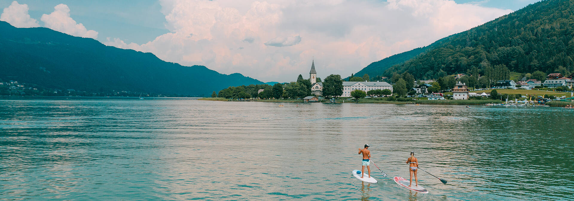 SUP am Ossiacher See mit Stift Ossiach im Hintergrund