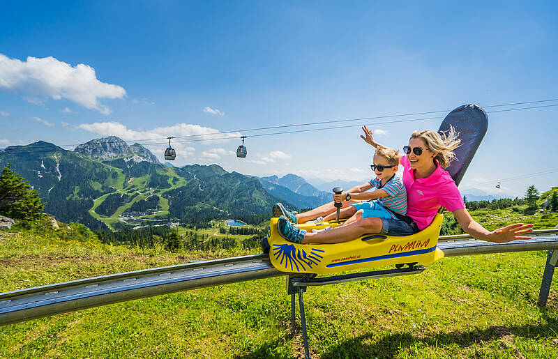 Mama mit Sohn am Pendolino am Nassfeld