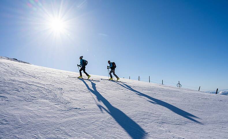 Zwei Skitourengeher am Nockberge Trail unterwegs