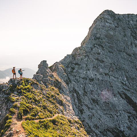 Zwei Personen beim Wandern am Panoramaweg Südalpen Etappe 4