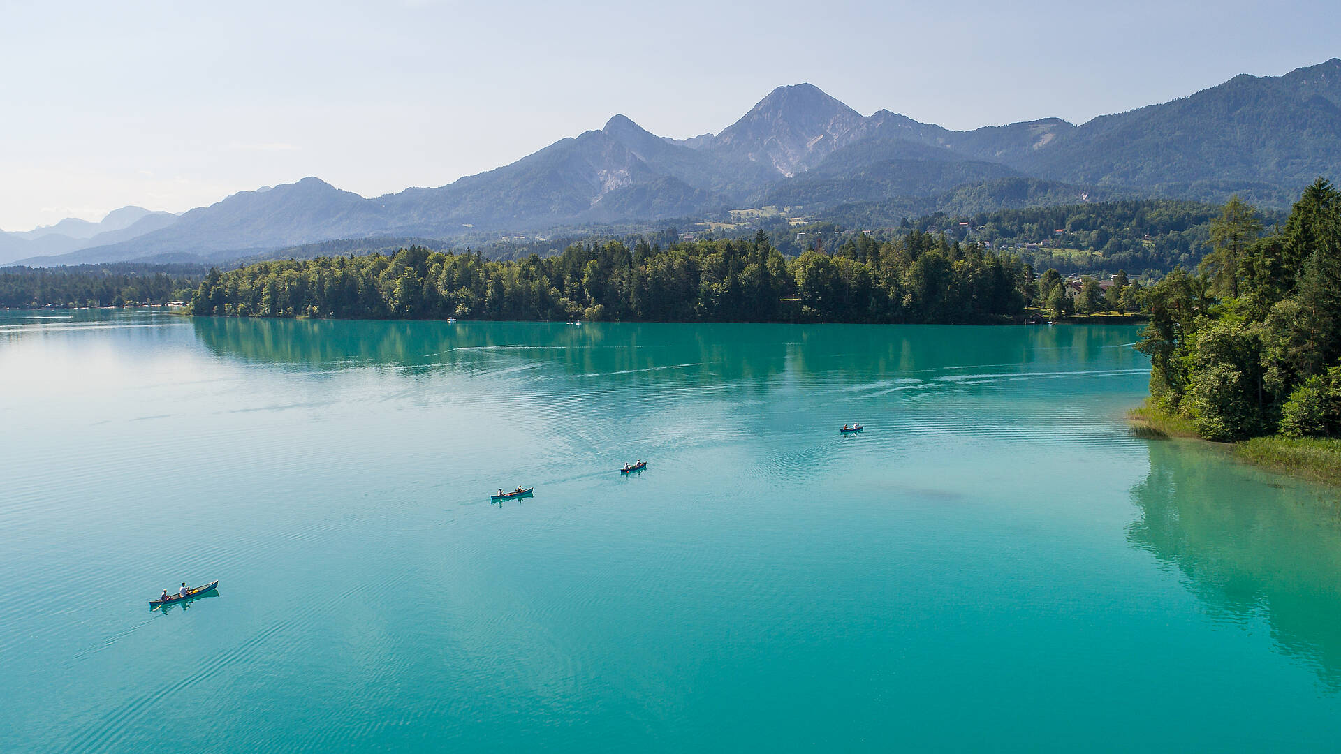 Paddelboote am Faaker See mit Mittagskogel im Hintergrund