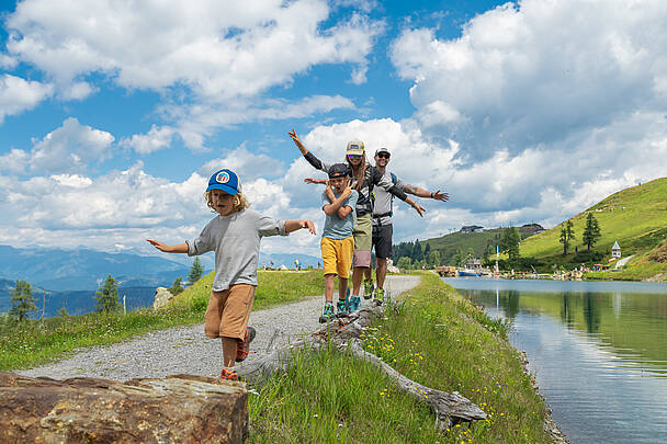 Wandern mit der Familie am Aquatrail in der Region Nassfeld