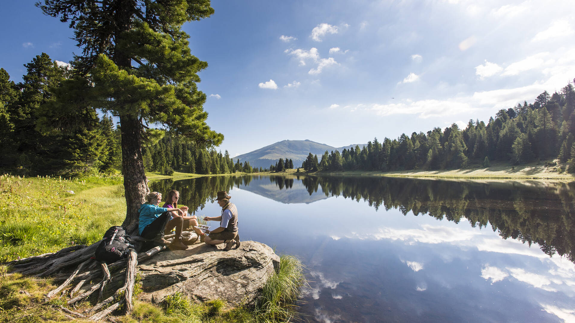 Wandern am Nockberge Trail auf der Turracher Hoehe mit Rast beim See