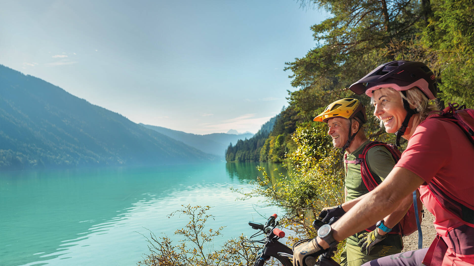 Frau und Mann beim Biken am Weissensee