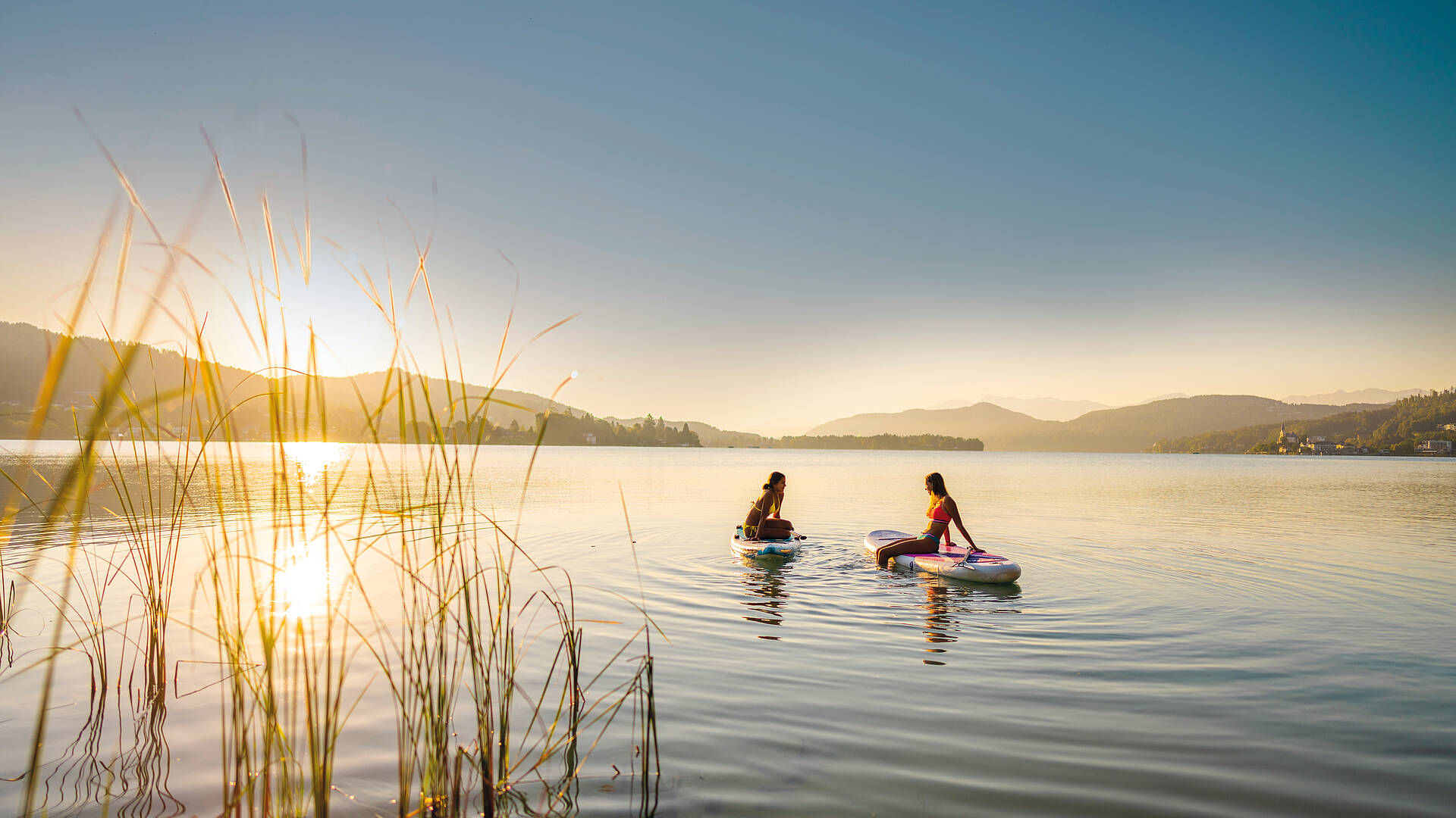 Zwei Frauen beim Stand-up-Paddling am Wörthersee